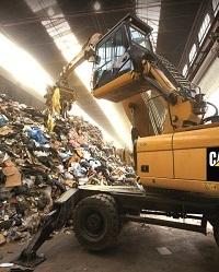 Компания Caterpillar сделала из экскаватора машину для обработчки мусора