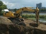 Komatsu строит дамбу